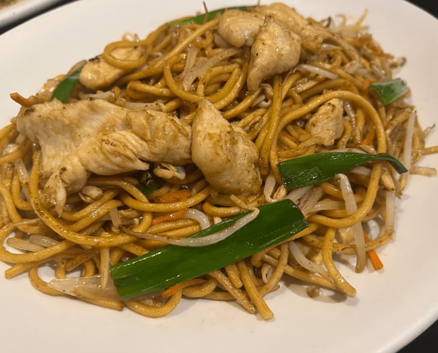 M2. Chicken Lo Mein.