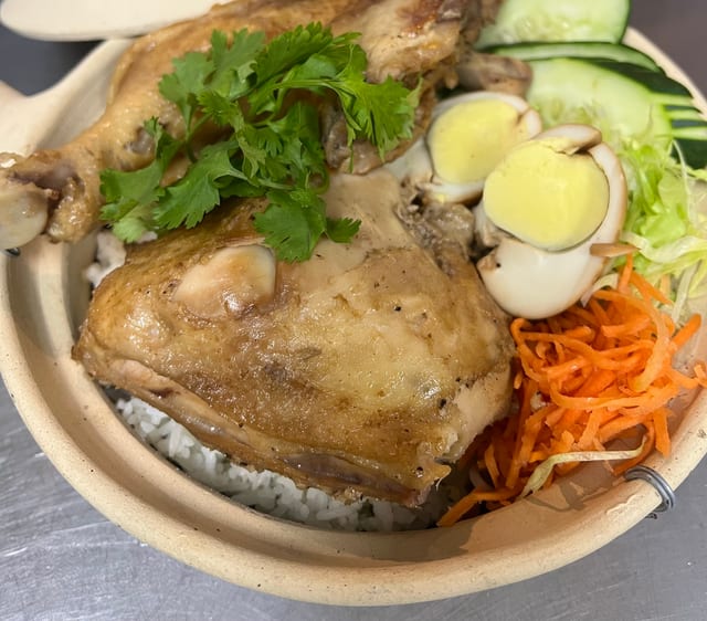 H8. Chicken Clay Pot.